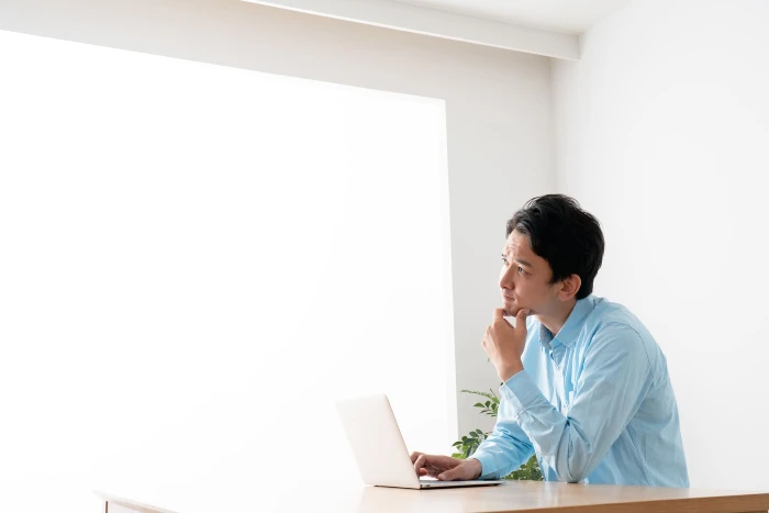 自宅で仕事をする男性