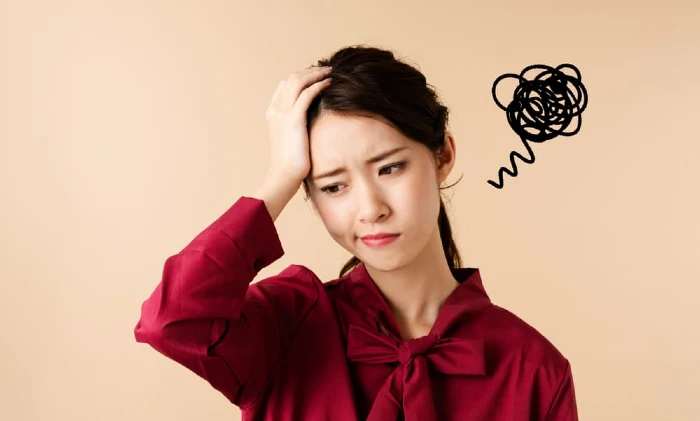 悩む女性