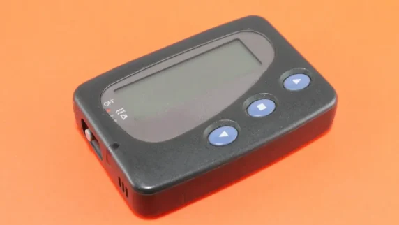 ポケベルとは？世代別の使い方と有名な暗号（0840など）を解説