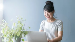 主婦がお小遣い稼ぎできる副業とは？自宅で始めやすい仕事や注意点を解説